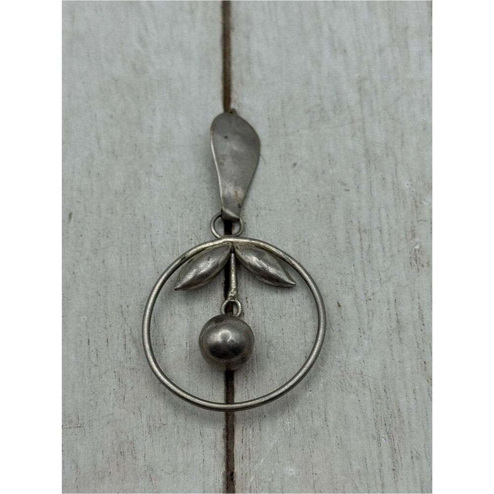 Silver tone mid century modern Botanical Circle Pendant Necklace - Silver